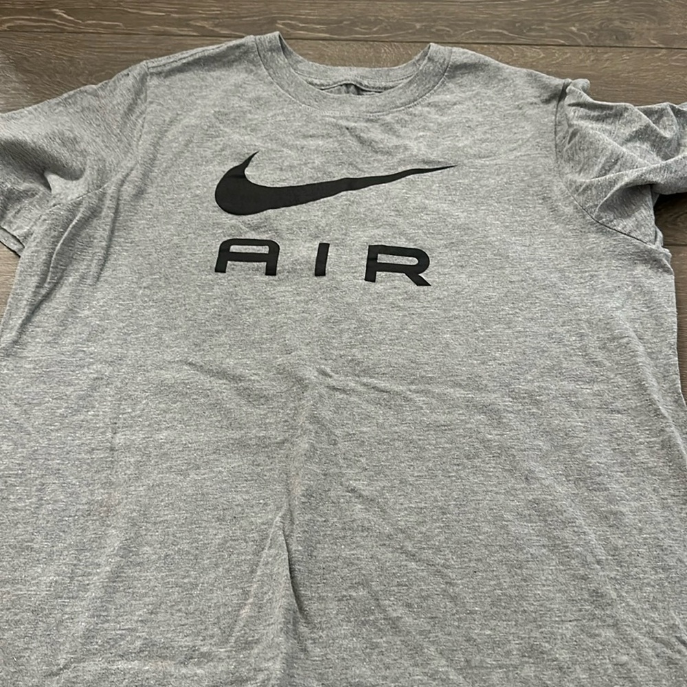 Boys Nike tshirt. Size large12-14 grey and black